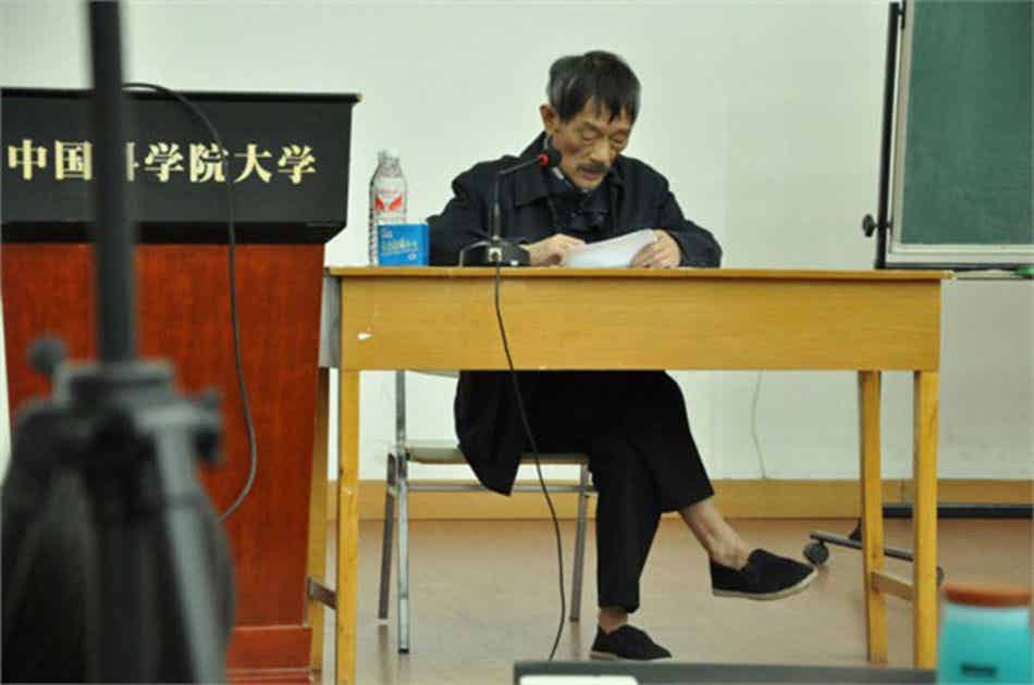 地理学家李小文:光脚穿布鞋做报告走红网络