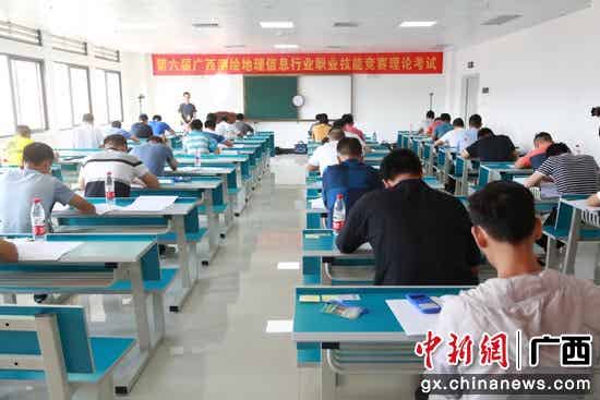 参赛选手进行理论考试。满兴贤 摄